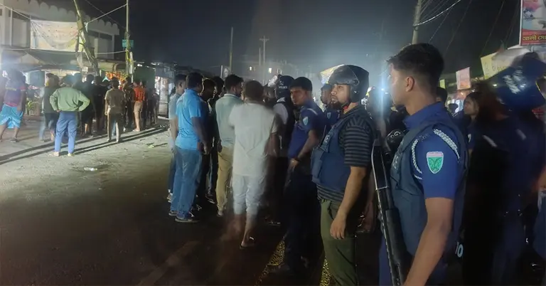 ঘটনাস্থলে পুলিশ পৌঁছে পরিস্থিতি নিয়ন্ত্রণে আনে